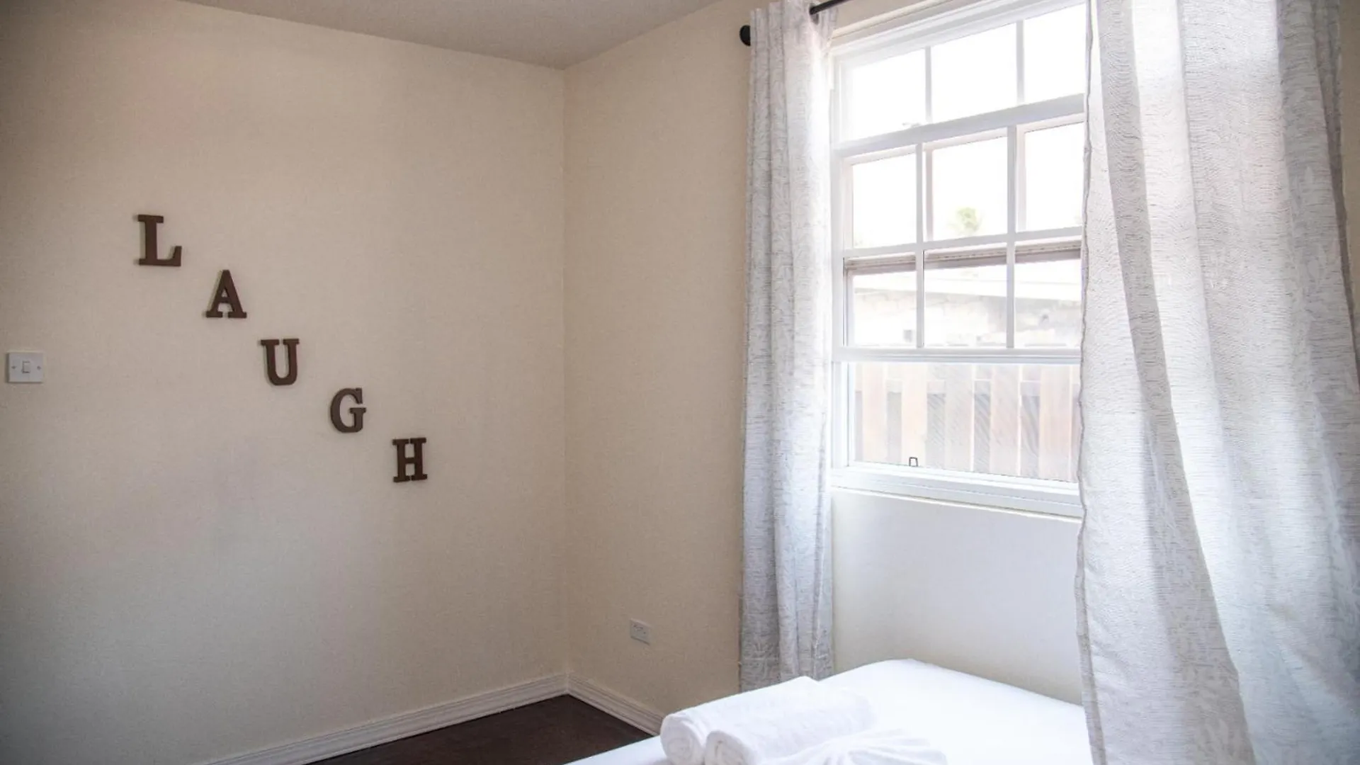 A Relaxing Retreat A Few Steps From The Sun-Soaked Dover Beach And The Vibrant S Christ Church